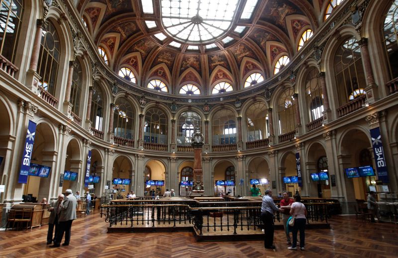 &copy; Reuters. FOTO DE ARCHIVO: Vista general del interior de la Bolsa de Madrid