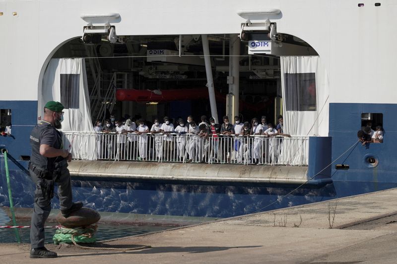 &copy; Reuters. مهاجرون ينتظرون النزول من على السفينة (جيو بارنتس) التي تديرها منظمة أطباء بلا حدود الراسية في ميناء أوجوستا في صقلية بإيطاليا يوم 18 يونيو ح