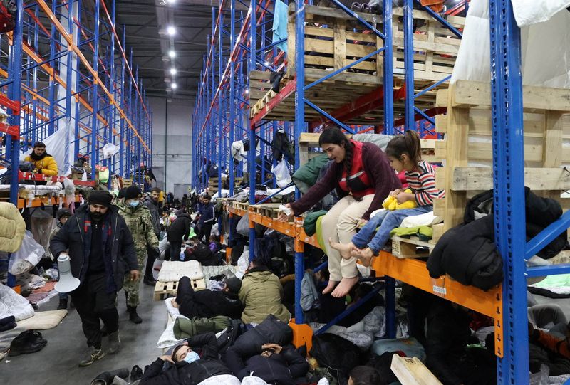 © Reuters. Migrants stay in the transport and logistics centre Bruzgi on the Belarusian-Polish border in the Grodno region, Belarus November 19, 2021.  Maxim Guchek/BelTA/Handout via REUTERS ATTENTION EDITORS - THIS IMAGE HAS BEEN SUPPLIED BY A THIRD PARTY. NO RESALES. NO ARCHIVES. MANDATORY CREDIT.