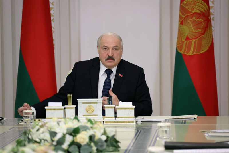 &copy; Reuters. ألكسندر لوكاشينكو رئيس روسيا البيضاء يرأس اجتماعا لمناقشة أزمة المهاجرين في العاصمة ميسنك يوم 16 نوفمبر تشرين الثاني 2021. 
(صورة لرويترز ويتم 