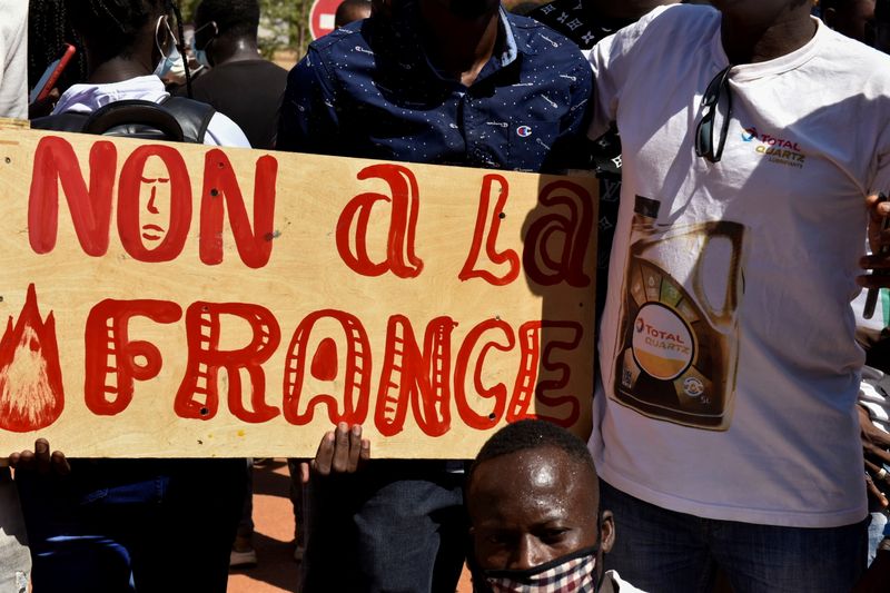 &copy; Reuters. A Ouagadougou, au Burkina Faso, des manifestants demandent le départ des forces françaises présentes dans le pays et la démission du président Roch Kaboré, suite à l'attaque d'un poste de gendarmerie qui a fait 32 morts. Un convoi militaire frança