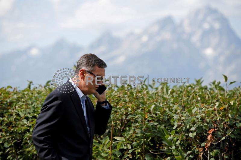 &copy; Reuters. O vice-chair do Federal Reserve, Richard Clarida, fala ao telefone durante a conferência de três dias "Challenges for Monetary Policy" em Jackson Hole, Wyoming, EUA, 23 de agosto de 2019. REUTERS/Jonathan Crosby