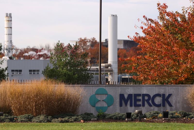 © Reuters. FILE PHOTO: Signage is seen at the Merck & Co. headquarters in Kenilworth, New Jersey, U.S., November 13, 2021. REUTERS/Andrew Kelly