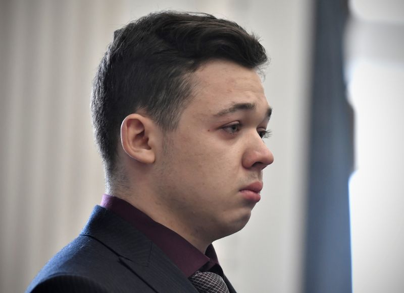 © Reuters. Kyle Rittenhouse reacts to the verdict during his trial at the Kenosha County Courthouse in Kenosha, Wisconsin, U.S., November 19, 2021.  Sean Krajacic/Pool via REUTERS