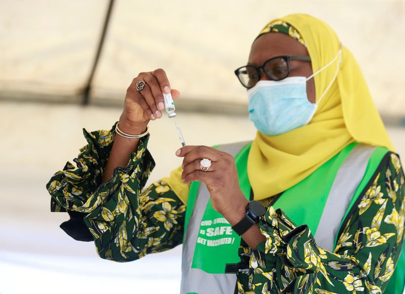 &copy; Reuters. A health worker takes a dose of the coronavirus disease (COVID-19) vaccine from a vial during the roll out of mass vaccination in Abuja, Nigeria, November 19, 2021. REUTERS/Afolabi Sotunde