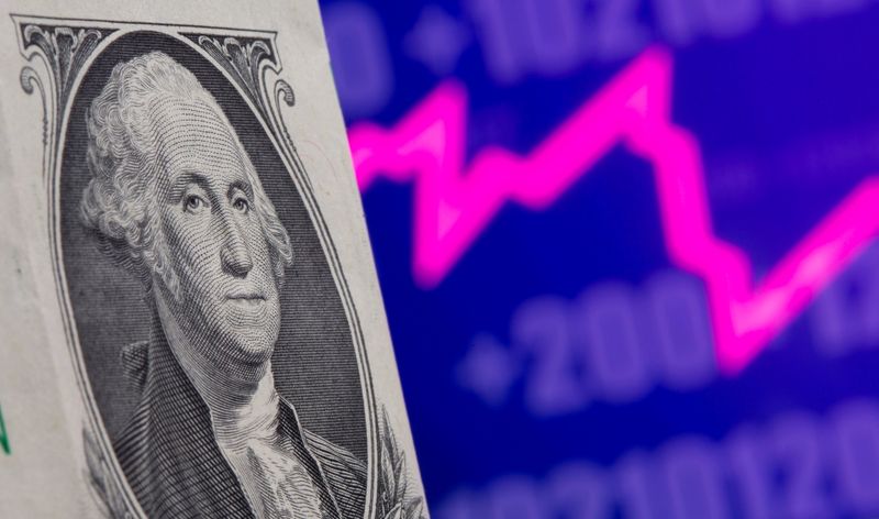 &copy; Reuters. Ilustração de dólar e gráfico
7/5/2021 REUTERS/Dado Ruvic/Illustration/File Photo