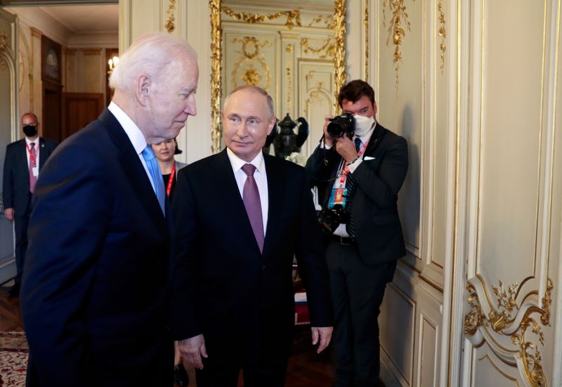 &copy; Reuters. IMAGEN DE ARCHIVO. El presidente de Estados Unidos, Joe Biden, y su par ruso, Vladimir Putin, durante una cumbre en Ginebra, Suiza, Junio 16, 2021. Sputnik/Mikhail Metzel/Pool vía REUTERS 
