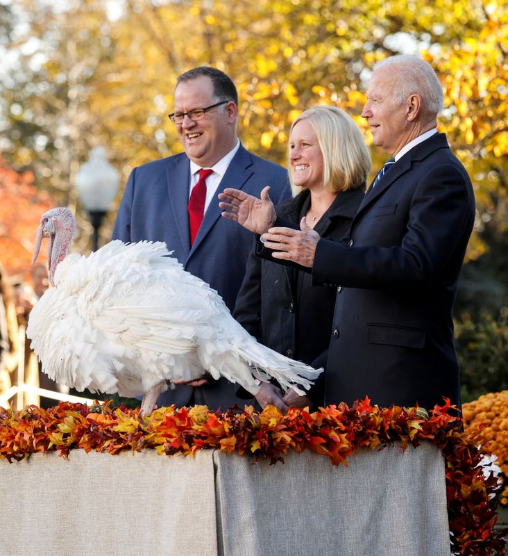 &copy; Reuters. FILE PHOTO: U.S. President Joe Biden pardons the national Thanksgiving turkey, Peanut Butter, as he participates in the 74th National Thanksgiving Turkey Presentation in the Rose Garden at the White House in Washington, U.S., November 19, 2021. REUTERS/Jo