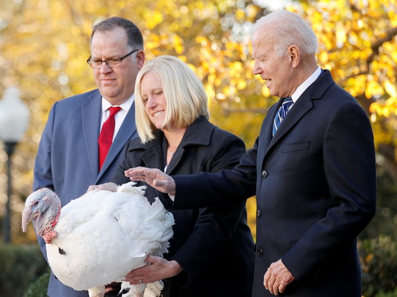 © Reuters. U.S. President Joe Biden pardons the national Thanksgiving turkey, Peanut Butter, as he participates in the 74th National Thanksgiving Turkey Presentation in the Rose Garden at the White House in Washington, U.S., November 19, 2021. REUTERS/Jonathan Ernst