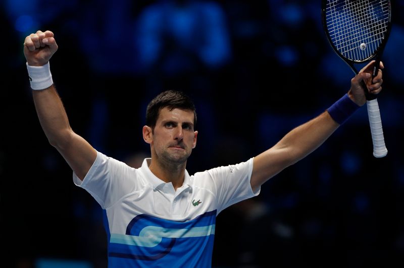 &copy; Reuters. Novak Djokovic celebra su triunfo ante Andrey Rublev que lo mete en semifinales del ATP Finals . 17 noviembre 2021/REUTERS/Guglielmo Mangiapane