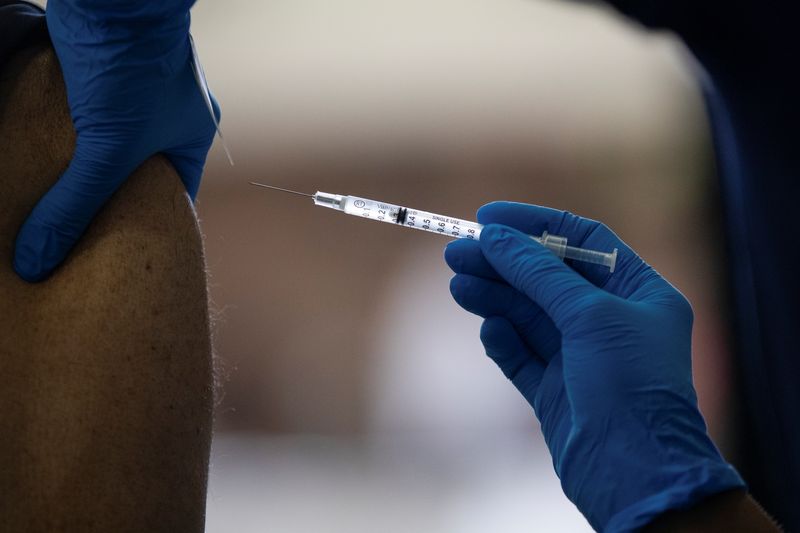 &copy; Reuters. Les autorités de régulation américaines ont étendu l'administration de doses de rappel du vaccin contre le COVID-19 à tous les adultes intégralement vaccinés. /Photo prise le 29 septembre 2021/REUTERS/Emily Elconin