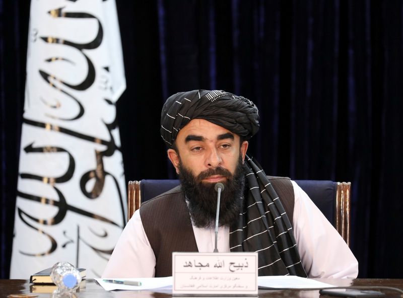 &copy; Reuters. المتحدث باسم طالبان ذبيح الله مجاهد يتحدث في كابول يوم العاشر من نوفمبر تشرين الثاني 2021. تصوير: علي خارا - رويترز.
