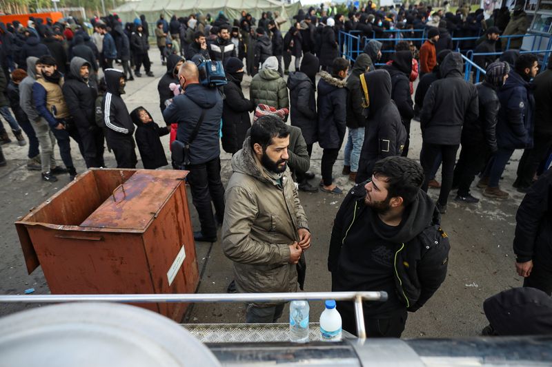 © Reuters. Migrants gather outside the transport and logistics centre Bruzgi on the Belarusian-Polish border in the Grodno region, Belarus November 20, 2021.  REUTERS/Kacper Pempel