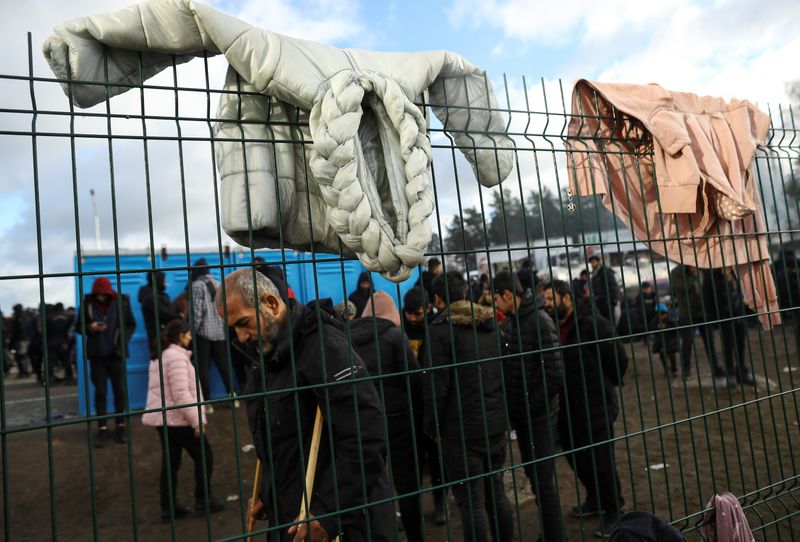 &copy; Reuters. ملابس معلقة على سور خارج مركز للنقل واللوجستيات في روسيا البيضاء على الحدود مع بولندا يوم السبت. تصوير: كاسبر بيمبل - رويترز. 
