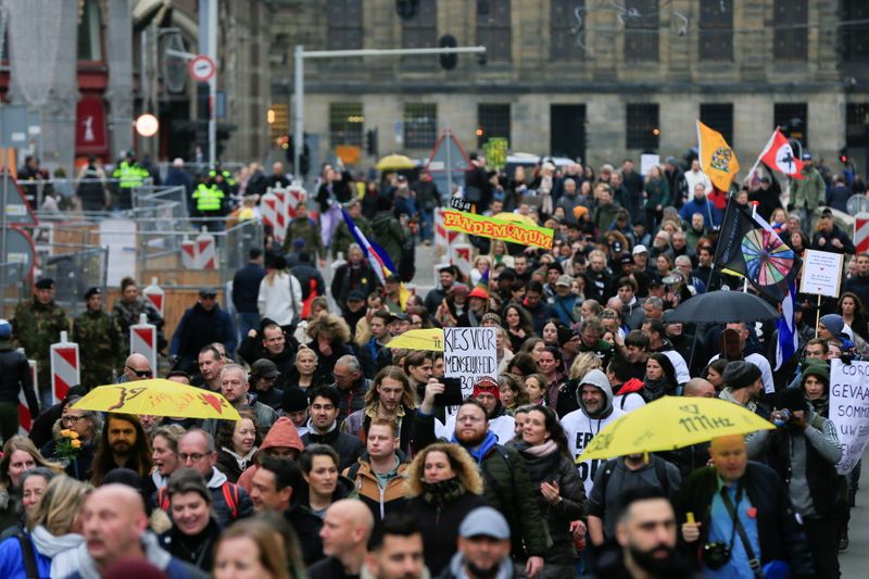 © Reuters. Trois personnes ont été grièvement blessées par des tirs à balles réelles de la police néerlandaise vendredi soir lors d'une manifestation à Rotterdam contre les restrictions sanitaires liées au COVID-19, ont déclaré samedi les autorités. /Photo prise le 20 novembre 2021 à Amsterdam/REUTERS/Eva Plevier