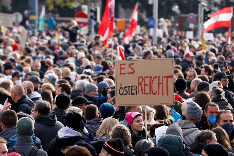 &copy; Reuters. Des dizaines de milliers de personnes, dont de nombreux partisans de l'extrême droite, ont manifesté samedi à Vienne pour protester contre la mise en place d'un confinement national et l'obligation vaccinale annoncée par le gouvernement autrichien, un