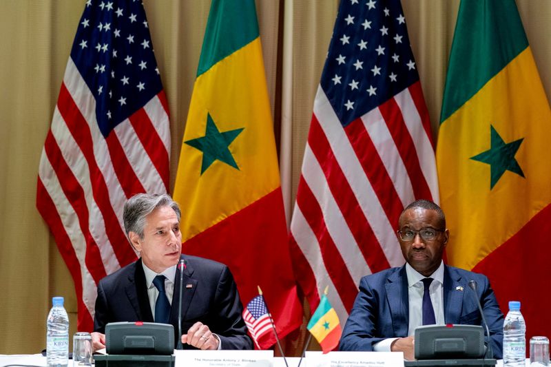 © Reuters. U.S. Secretary of State Antony Blinken accompanied by Senegal's Minister of Economy, Planning and International Cooperation Amadou Hott, speaks at a 