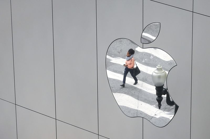 &copy; Reuters. Imagem de pedestre é refletida em logo da Apple em loja de San Francisco, nos EUA
21/08/2017
REUTERS/Kevin Coombs