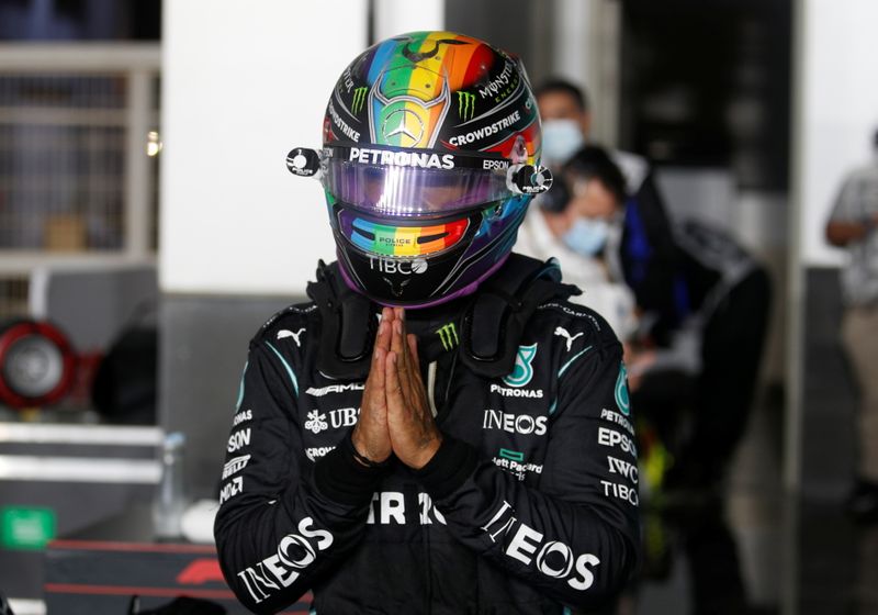 &copy; Reuters. El piloto británico Lewis Hamilton de Mercedes reacciona después de terminar en el primer lugar de la clasificación del Gran Premio de Qatar de la Fórmula Uno en el Circuito Internacional Losail de Lusail, Qatar. 20 de noviembre, 2021. REUTERS/Hamad I