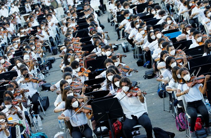 &copy; Reuters. Imagen de archivo de músicos del Sistema Nacional de Orquestas Juveniles e Infantiles interpretando música como parte de sus esfuerzos por batir el récord mundial Guinness a la orquesta más grande del mundo, en Caracas, Venezuela. 13 de noviembre, 202