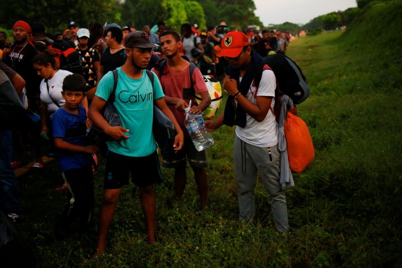 © Reuters. Migrants from Venezuela join in the caravan heading to the U.S. border near Villa Comaltitlan, Mexico November 20, 2021. REUTERS/Jose Luis Gonzalez