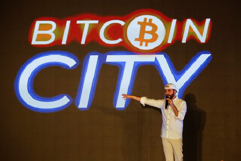 © Reuters. El Salvador's president Nayib Bukele speaks at the closing party of the “Bitcoin Week” where he announced the plan to build the first 