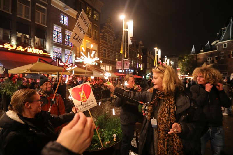 &copy; Reuters. Protestors gather at Cafe del Mondo during demonstrations against coronavirus disease (COVID-19) measures in Amsterdam, Netherlands, November 20, 2021. REUTERS/Eva Plevier