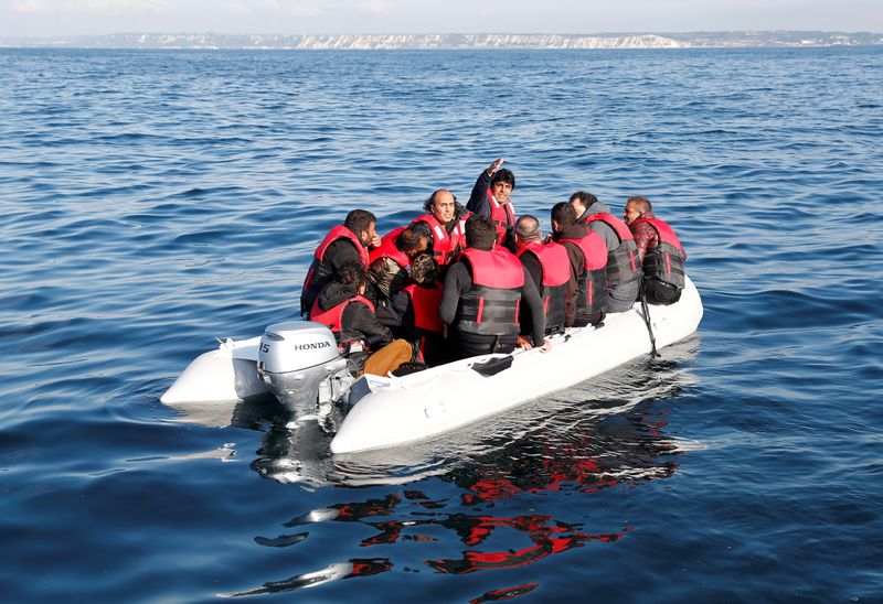 © Reuters. مهاجرون انطلقوا من ساحل شمال فرنسا عبر القنال الانجليزي في قارب مطاطي في الرابع من أغسطس آب 2021 قرب دوفر البريطانية. تصوير بيتر نيكولز-رويترز.
