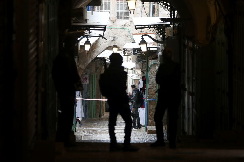 &copy; Reuters. Un Palestinien, membre du Hamas, a été abattu par la police israélienne dimanche dans la Vieille ville de Jérusalem après avoir tué une personne et en avoir blessé trois autres avec une arme à feu, ont déclaré les autorités. /Photo prise le 21 
