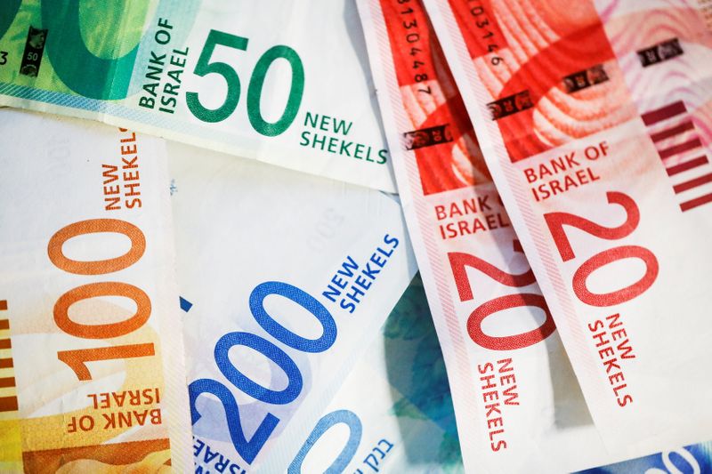 &copy; Reuters. FILE PHOTO: New Israeli Shekel banknotes are seen in this picture illustration taken November 9, 2021. REUTERS/Nir Elias/Illustration/File Photo