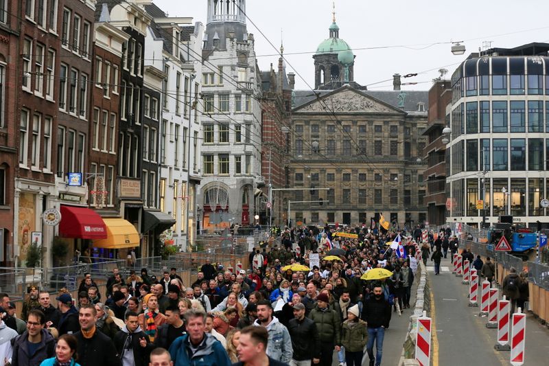 &copy; Reuters. Cinq policiers ont été blessés et au moins 28 personnes arrêtées samedi soir dans plusieurs villes des Pays-Bas lors d'une nouvelle éruption de violences en marge des protestations contre les restrictions sanitaires liées à l'épidémie de COVID-1