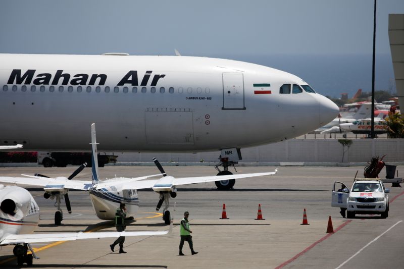 © Reuters. طائرة تابعة لشركة ماهان إير الإيرانية في صورة من أرشيف رويترز.