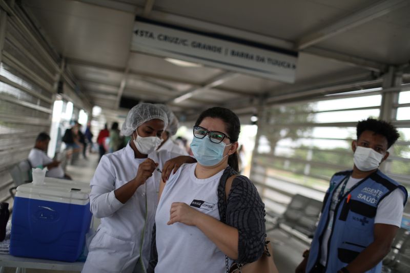 &copy; Reuters. Vacinação contra a Covid-19 no Rio de Janeiro
27/10/2021
REUTERS/Pilar Olivares
