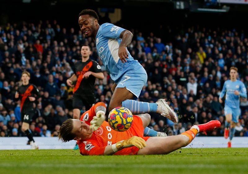 Soccer-Stylish Man City ease past Everton to go second