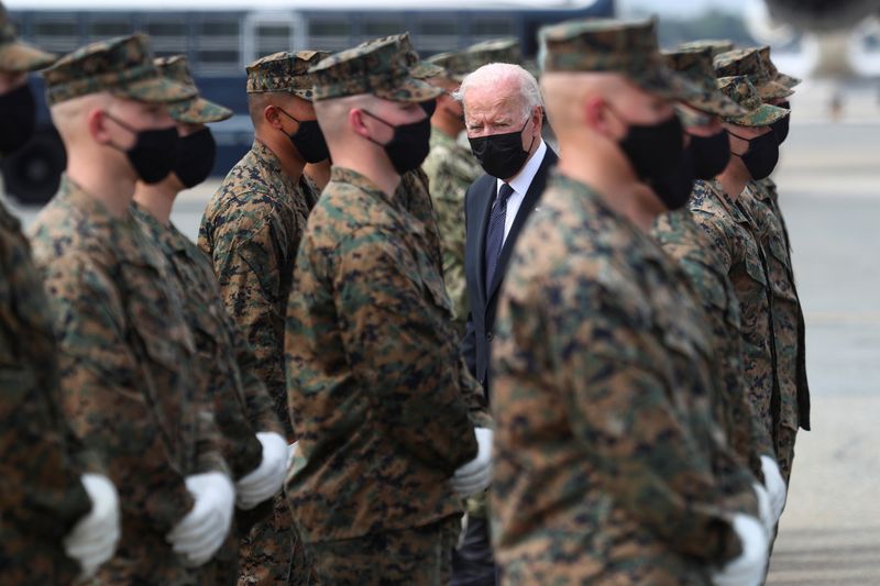 © Reuters. U.S. President Joe Biden looks on as he hands challenge coins to the members of the U.S. Marine Corps Honor Guard before boarding Air Force One at Dover Air Force Base in Dover, Delaware, U.S., August 29, 2021. REUTERS/Tom Brenner