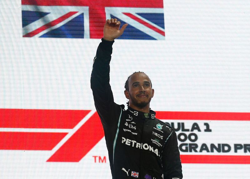 &copy; Reuters. Hamilton celebra en el podio tras el triunfor REUTERS/Hamad I Mohammed/Pool