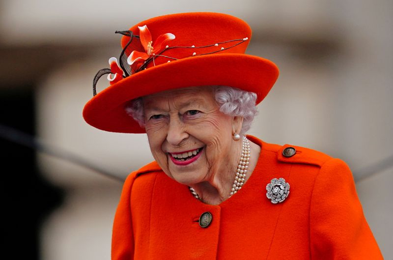 © Reuters. الملكة اليزابيث الثانية ملكة بريطانيا خلال حضورها لاحتفال خارج قصر بكنجهام في لندن يوم 7 أكتوبر تشرين الأول 2021. صورة لرويترز من ممثل لوكالات الأنباء.