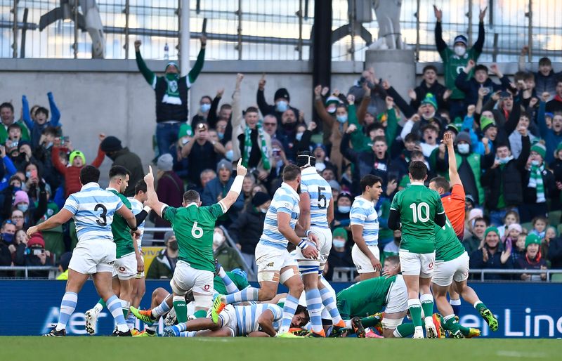 &copy; Reuters. Los jugadores de Irlanda celebran el primer ensayo de Josh van der Flier ante Argentina por el Rugby Union en el Estadio Aviva de Dublín, República de Irlanda. 21 de noviembre, 2021. REUTERS/Clodagh Kilcoyne