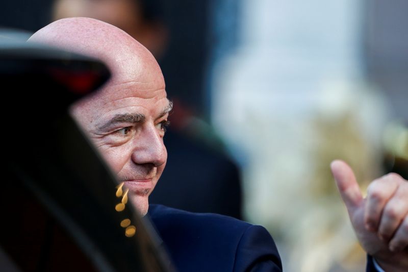 &copy; Reuters. Imagen de archivo del presidente de la FIFA, Gianni Infantino, reaccionando durante su visita al Palacio de Miraflores en Caracas, Venezuela. 15 de octubre, 2021. REUTERS/Leonardo Fernandez Viloria/Archivo