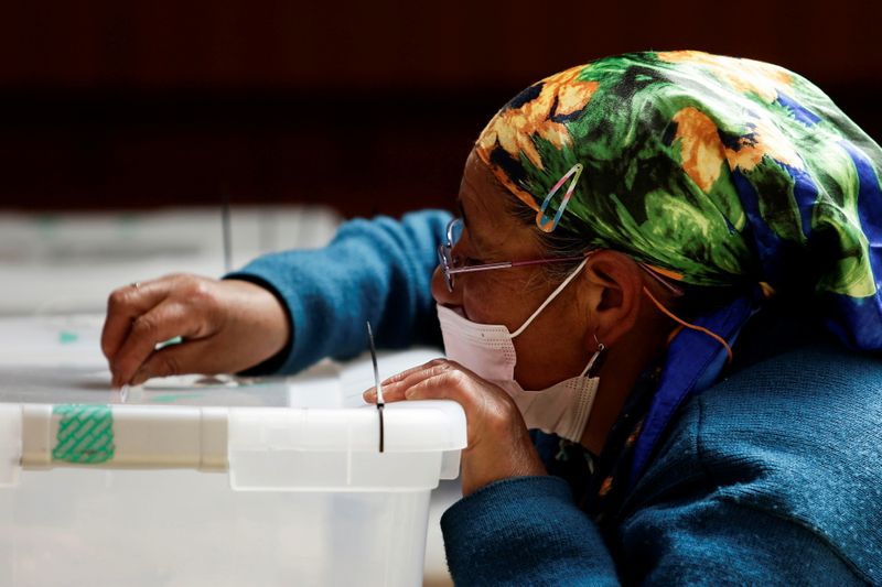 &copy; Reuters. 　南米チリで１１月２１日、大統領選挙が実施された。開票が進む中、右派のホセアントニオ・カスト元下院議員（５５）がリードしている。ただ、当選に必要な過半数には届かない見込み