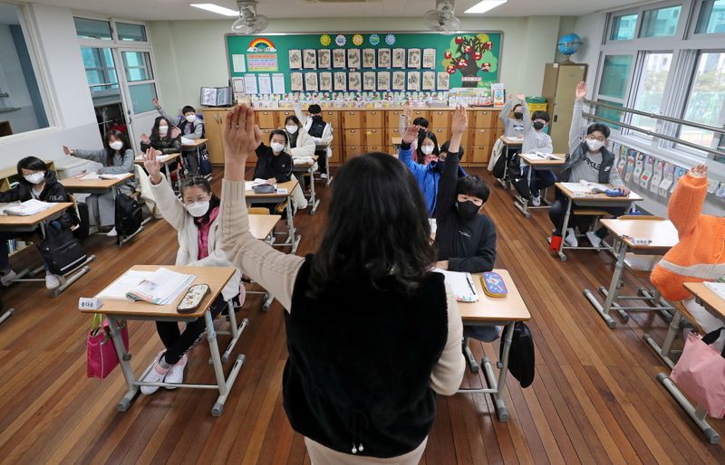 &copy; Reuters. 韓国では２２日、新型コロナウイルスの感染拡大以降初めて全ての学校で対面授業が全面的に再開した。提供写真。ソウルで撮影（２０２１年　ロイター／YONHAP NEWS AGENCY）