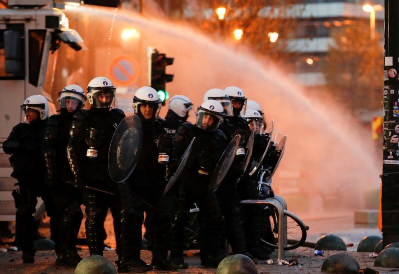 © Reuters. Près de 35.000 personnes sont descendues dimanche dans les rues de Bruxelles en Belgique pour protester contre les restrictions imposées par le gouvernement pour endiguer une flambée des contaminations par le coronavirus, selon un décompte de la police. /Photo prise le 21 novembre 2021/REUTERS/Johanna Geron