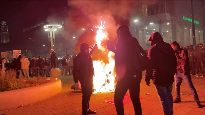 &copy; Reuters. A Rotterdam. Des émeutes ont éclaté dimanche dans plusieurs villes des Pays-Bas pour une troisième soirée consécutive, la police s'opposant à nouveau à des foules de jeunes en colère qui ont provoqué des incendies et lancé des pierres pour prot