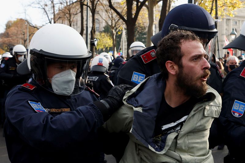 &copy; Reuters. Un manifestante es detenido durante las protestas en Viena, Austria, 20 de noviembre del 2021. REUTERS/Leonhard Foeger
