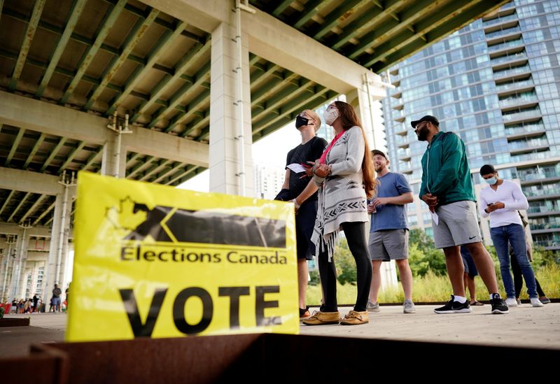 &copy; Reuters. ناخبون يصطفون أمام مركز للاقتراع للإدلاء بأصواتهم في الانتخابات الاتحادية الكندية في تورنتو بمقاطعة أونتاريو يوم 20 سبتمبر أيلول 2021. تصوير: 