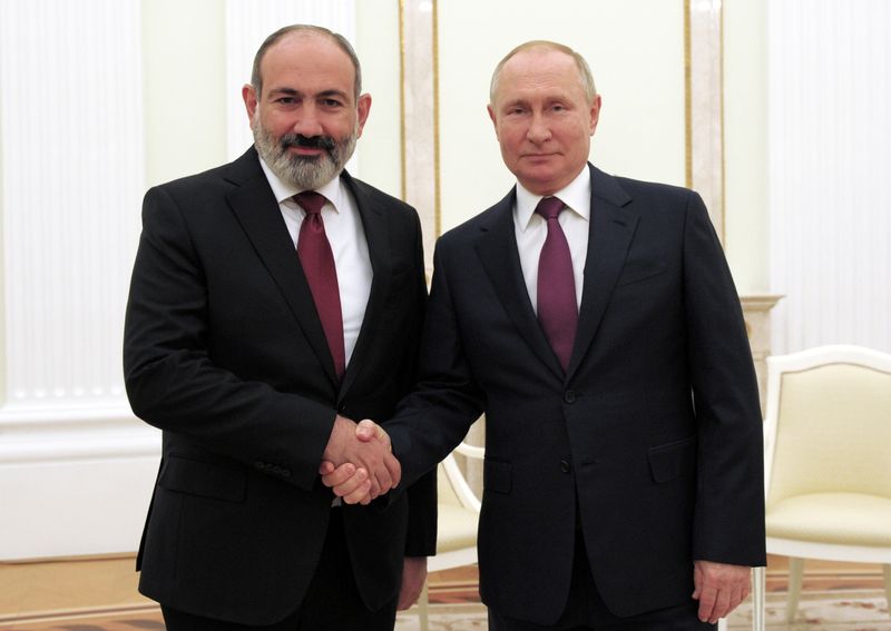 &copy; Reuters. Russian President Vladimir Putin shakes hands with Armenian Prime Minister Nikol Pashinyan during a meeting in Moscow, Russia October 12, 2021. Sputnik/Alexei Druzhinin/Kremlin via REUTERS ATTENTION EDITORS - THIS IMAGE WAS PROVIDED BY A THIRD PARTY.