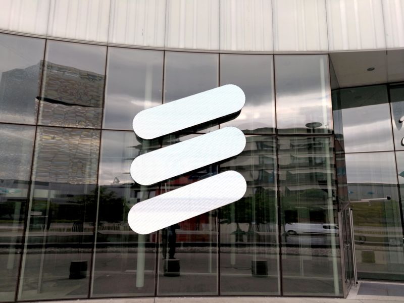 &copy; Reuters. FOTO DE ARCHIVO: El logotipo de Ericsson en su sede en Estocolmo, Suecia, el 14 de junio, 2018. REUTERS/Olof Swahnberg/Foto de Archivo
