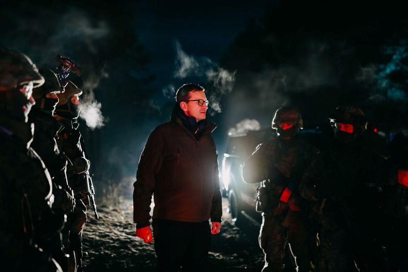 © Reuters. Poland's Prime Minister Mateusz Morawiecki meets with service members near the Polish-Belarusian border outside the town of Krynki, Poland, in this image released by the Polish Prime Minister's Office on November 22, 2021. Adam Guz/KPRM/Handout via REUTERS 