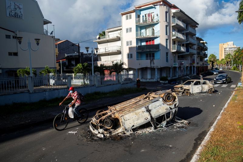 &copy; Reuters. Les établissements scolaires et les services préfectoraux doivent rester fermés ce lundi en Guadeloupe où les tensions persistent, tandis qu'une grève générale reconductible doit commencer en Martinique à l'appel d'une quinzaine d'organisations sy