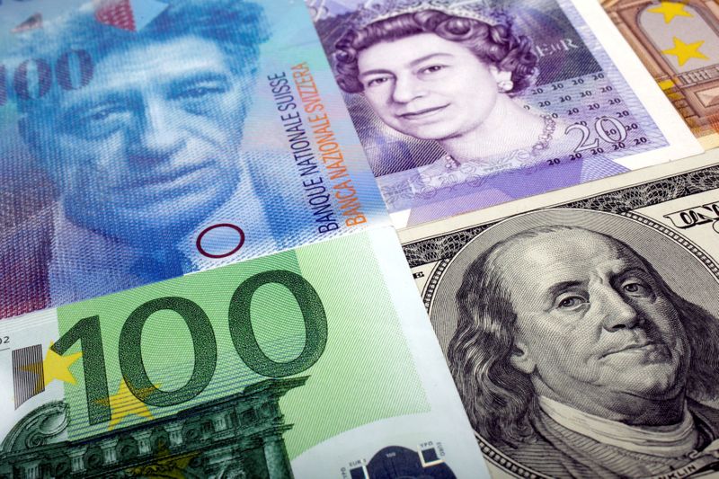 &copy; Reuters. صورة تجمع عملات ورقية من الدولار الأمريكي والفرنك السويسري والجنيه الاسترليني واليورو من أرشيف رويترز.